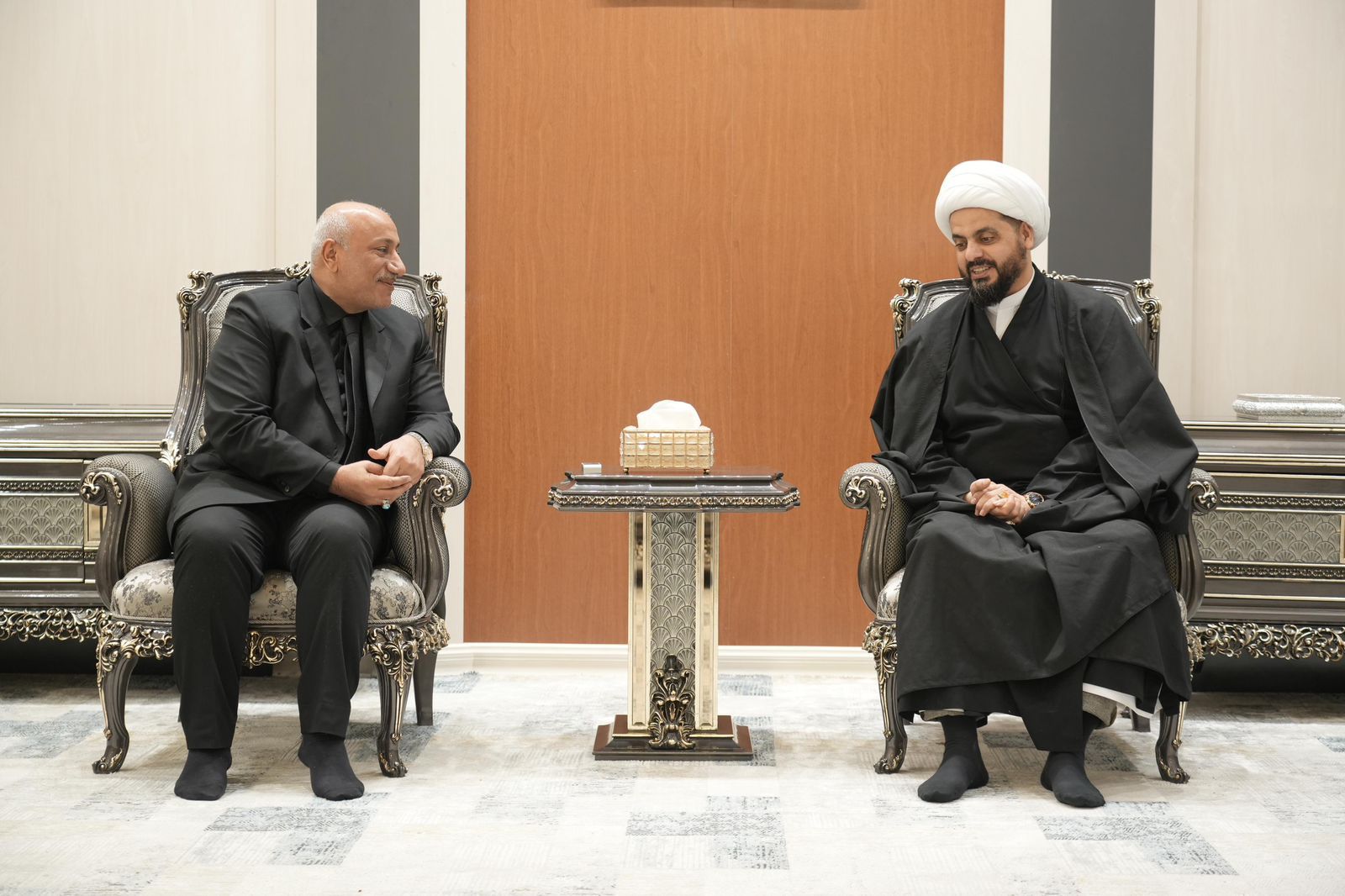 محافظ كربلاء المقدسه يستقبل الامين العام لحركة اهل الحق سماحة الشيخ قيس الخزعلي وجناب الشيخ سامي المسعودي رئيس هيئة الحج والعمرة بذكرى وفاة السيده زينب الكبرى عليها السلام