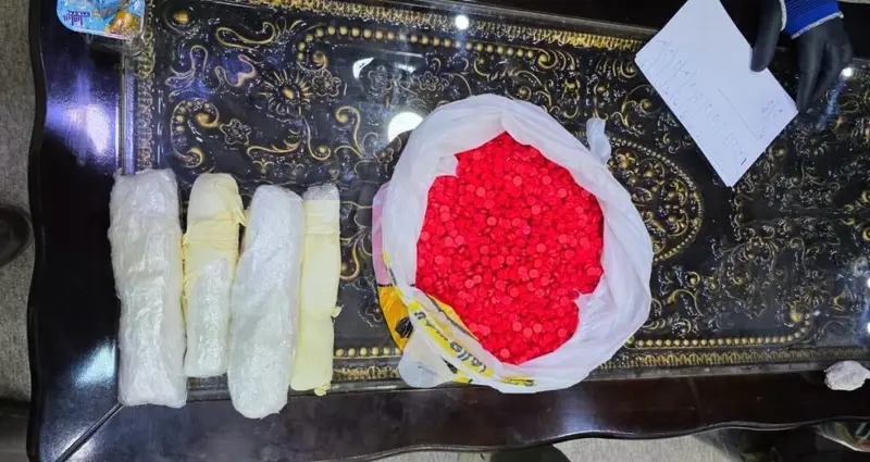 ضبط (1) كغم من مادة الكريستال وحبوب مخدرة بحوزة مسافرة عراقية